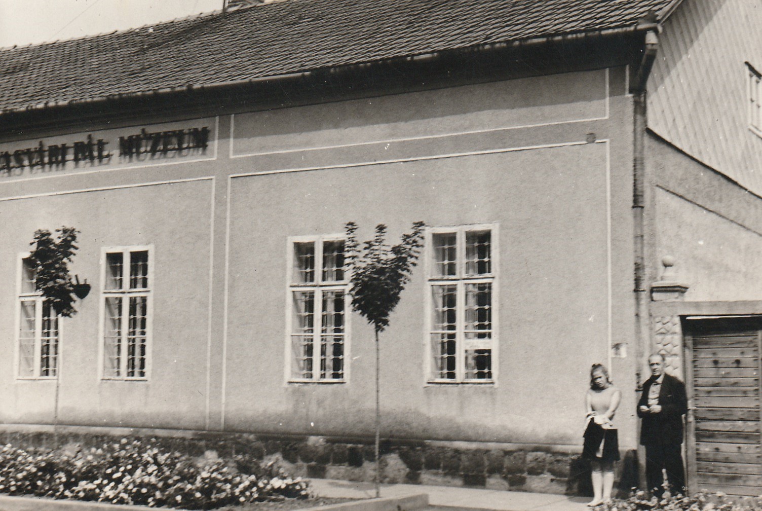 Gombás András régi múzeum előtt