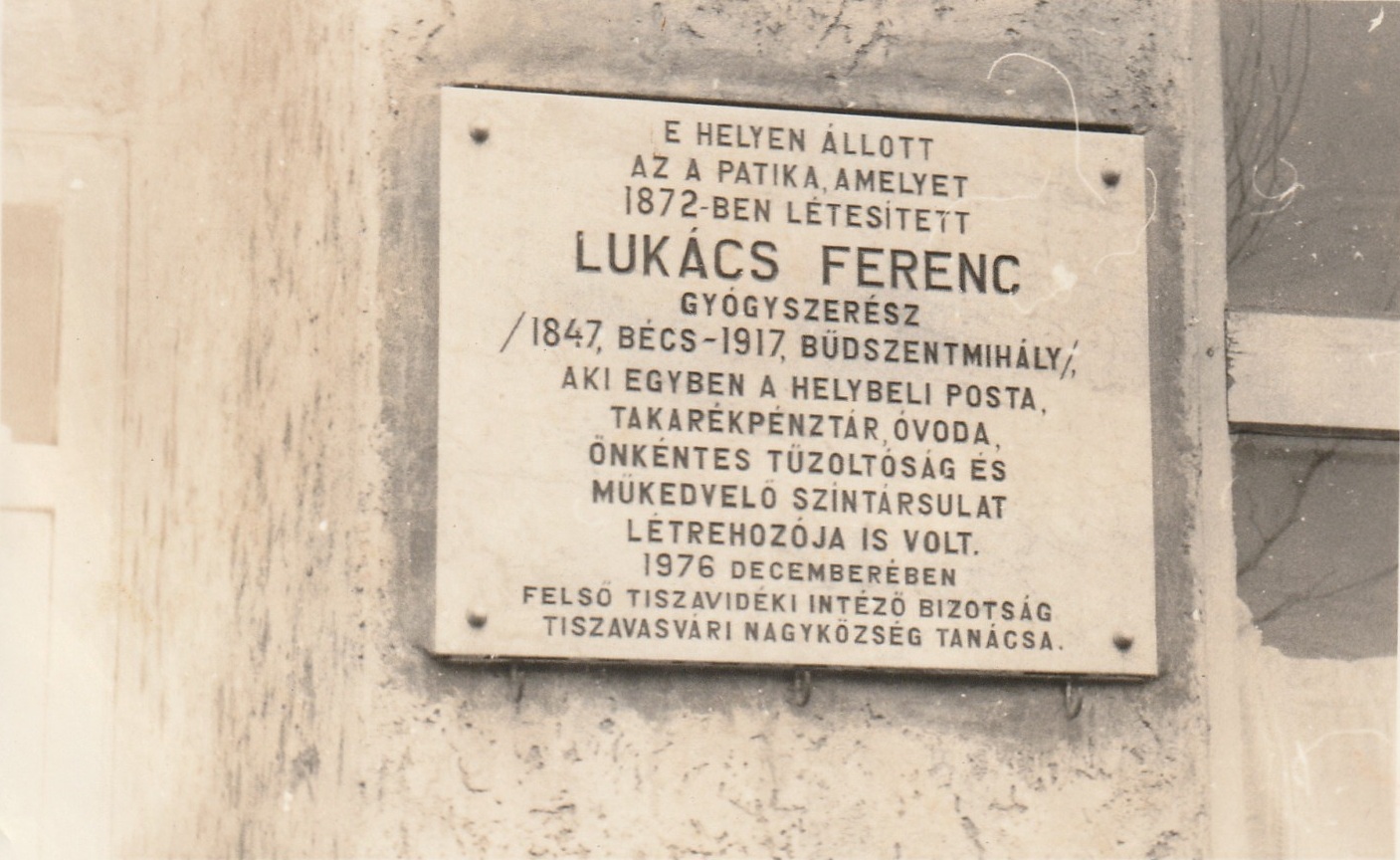 Régi gyógyszertár emlékét őrző tábla